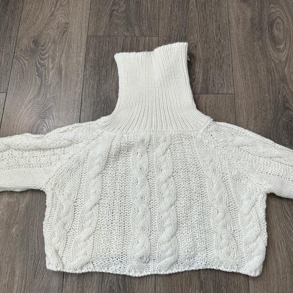 Chic Cropped Knitted Sweater - Picture 3 of 4